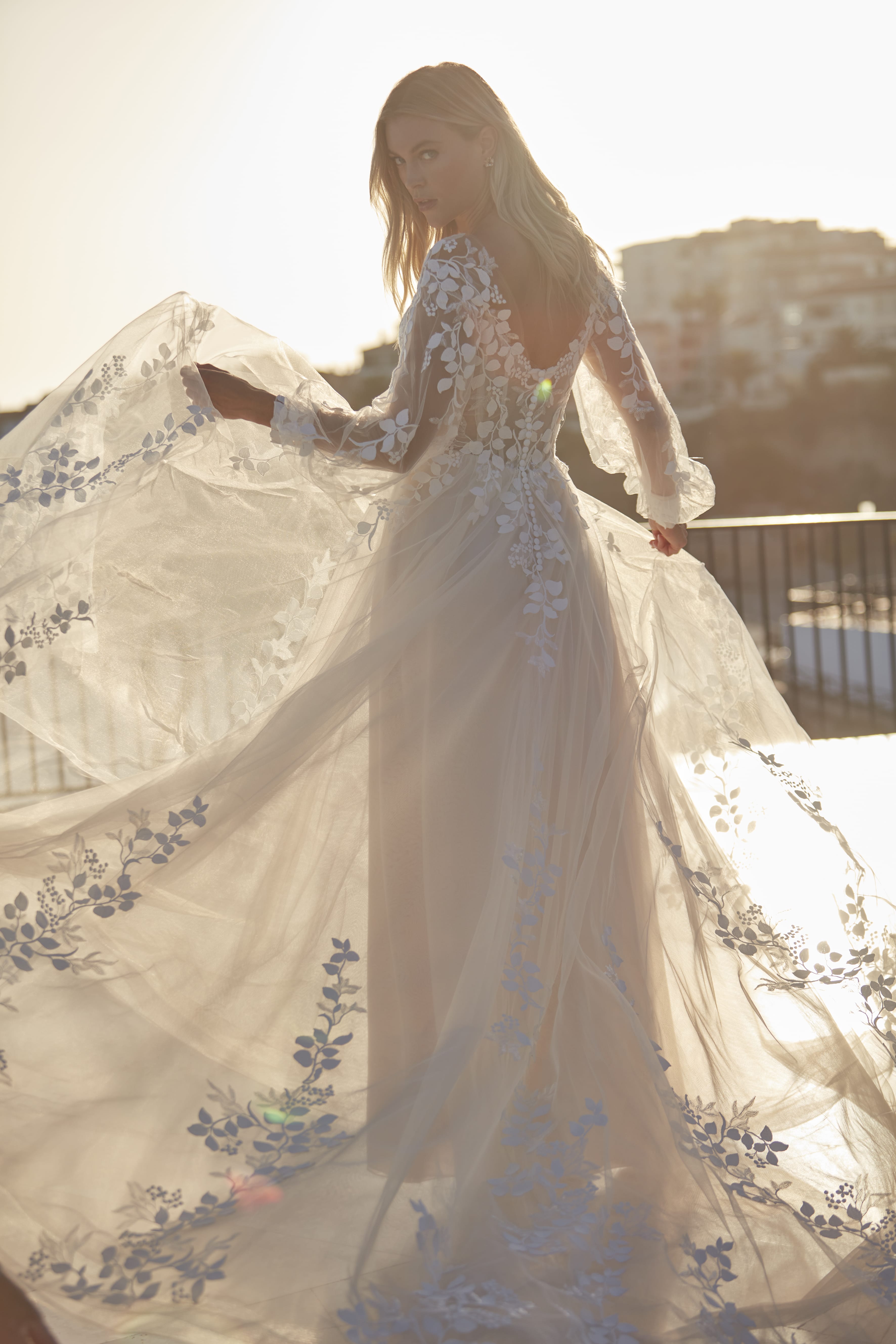 Elegantes A-Linien Brautkleid mit Spitze bei Amore Wedding Weinheim
