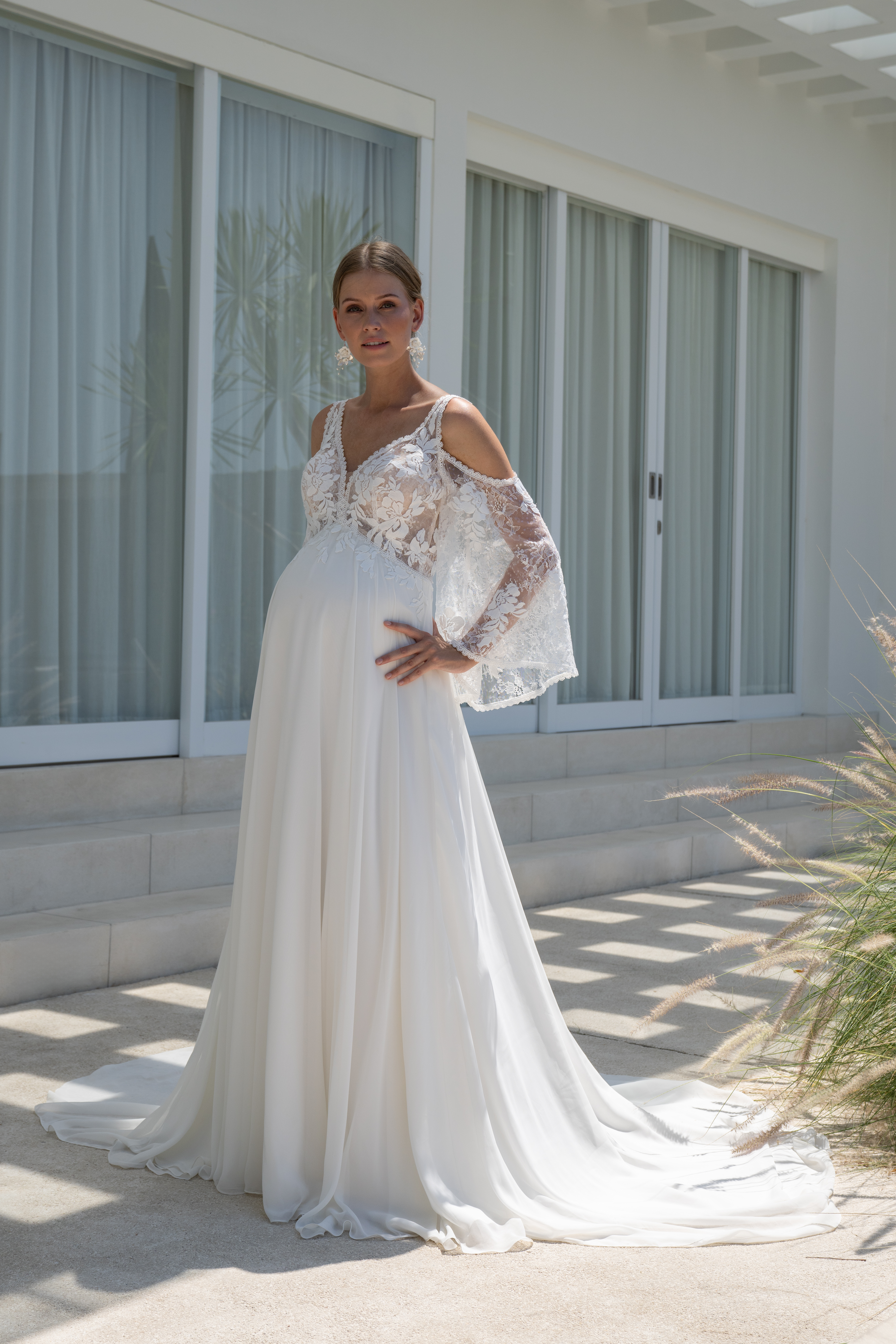 Modernes Fit & Flare Brautkleid bei Amore Wedding
