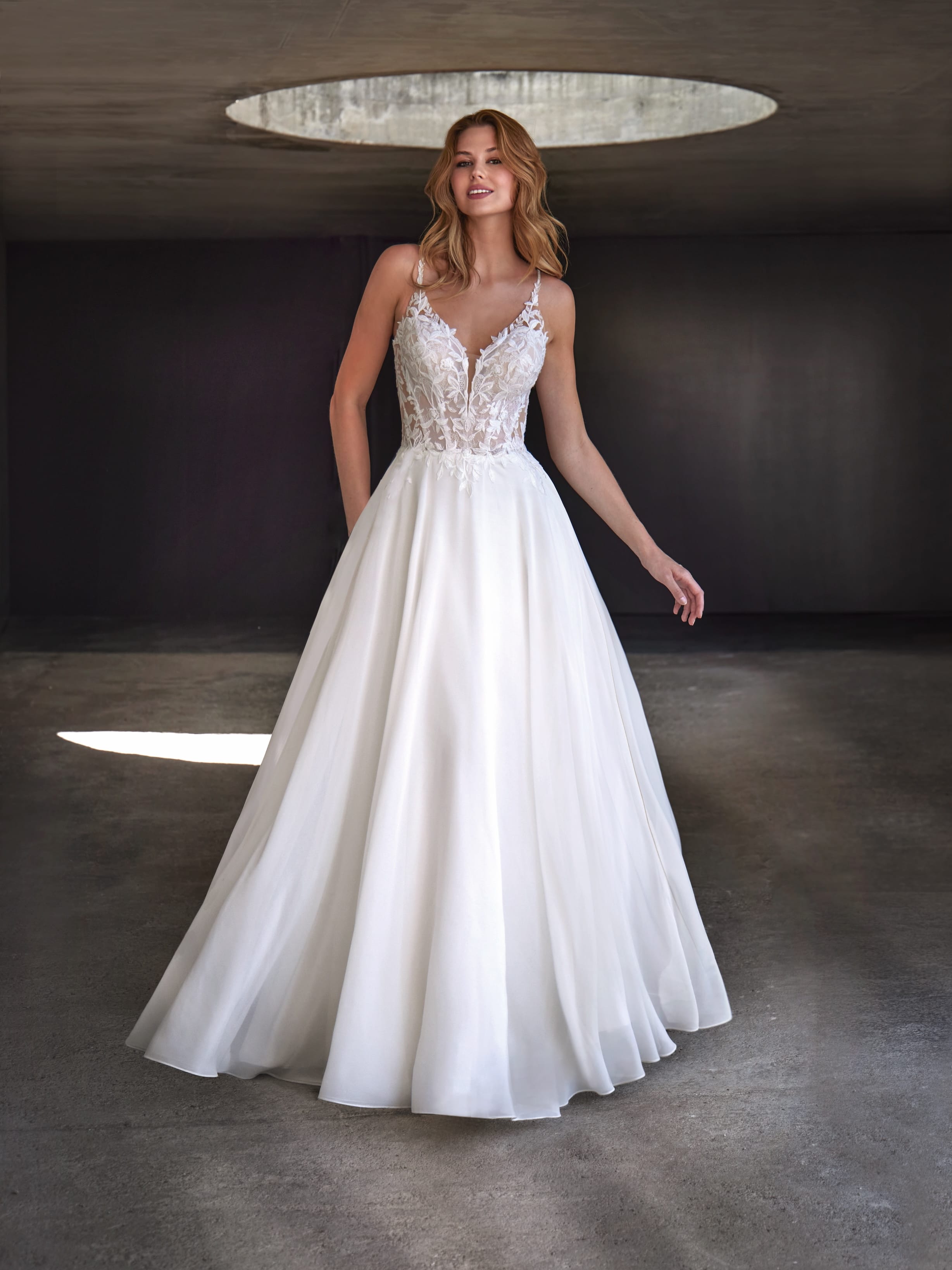 Edles Spitzen-Brautkleid mit tiefem Rückenausschnitt