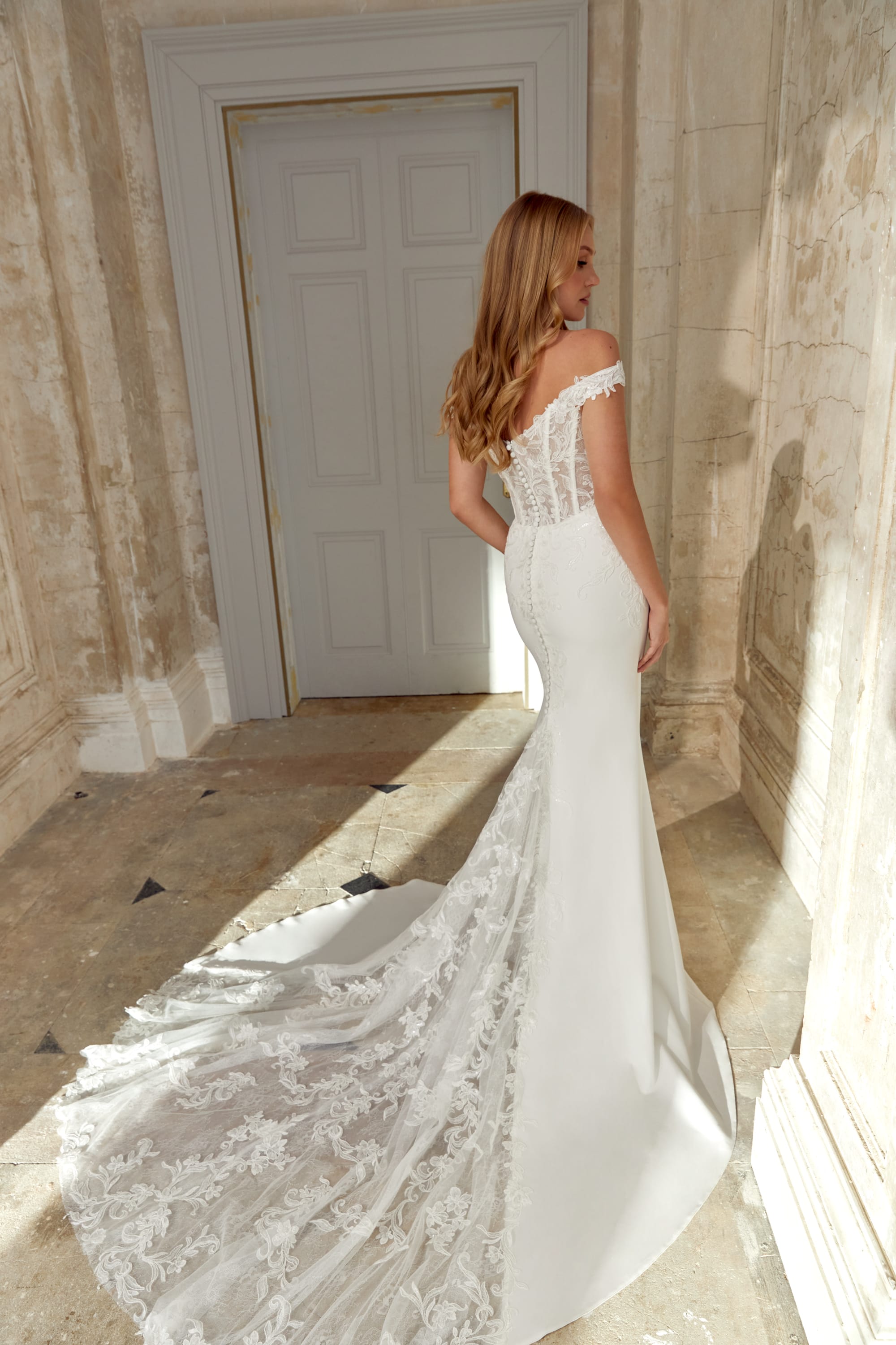 Brautkleid Sincerity Bridal mit wunderschöner Schleppe